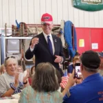 바이든, 트럼프 선거운동 모자 착용 / 더힐