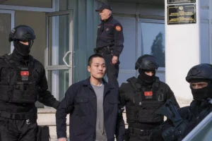 권도형, 2024년 3월 몬테네그로 교도소 앞 (AP 통신 / Risto Bozovic)